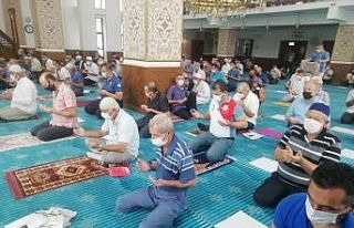 Manyas’ta eller semaya afetlerin son bulması için...