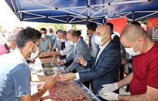 Mardin Valisi Demirtaş aşure dağıtımına katıldı