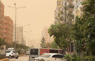 Mardin’de toz bulutu rüzgarla birlikte hayatı...