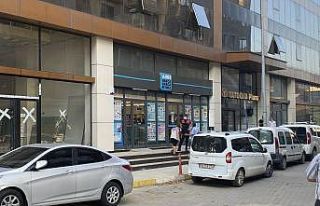 Markete giren müşteri 2 görevliyi darp etti