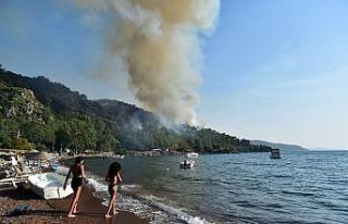 Marmaris’te tatil ve yangın bir arada