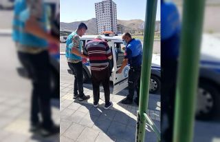 Melikgazi Zabıtası yaşlı amcanın pazar alışverişini...