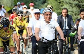 Meram’da çocuklar bisiklet yarışı için pedal...