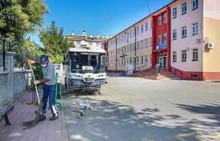 Meram’da eğitim yılı öncesi okul bahçeleri...