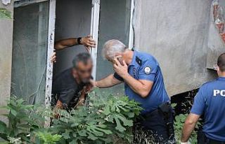 Metruk binanın çatısına çıkan şahıs, polisin...