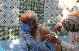 Mevsimlik tarım işçileri kaldıkları çadır kentte...