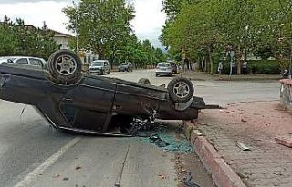 Mezarlık duvarına çarparak takla attı