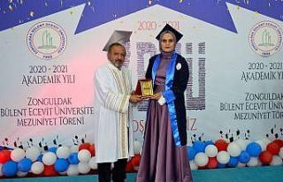 Mezun olan öğrenciler için yemin ve kep atma töreni...