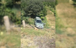 Mıcır kaplı yolda kontrolden çıkan otomobil şarampole...