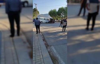 Midibüsün çarptığı traktör devrildi, sürücü...