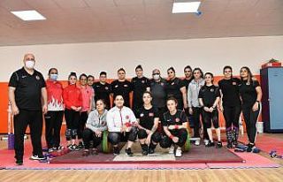 Milli halterciler Davraz’da kampa girdi