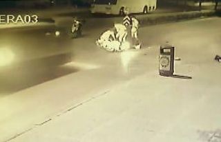 Minibüs, yerde yatan kazazedeye yardım için koşan...