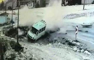 Minibüsle otomobilin çarpıştığı kazada ortalık...