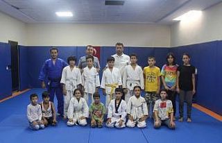 Minik judocular madalya için hazırlanıyor
