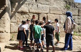 Minikler antik tiyatroyu inceledi