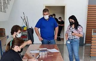 Mobil aşı ekipleri fabrika işçilerinin yanında