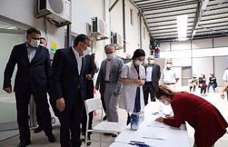 Mobil aşı ekipleri sağlık hizmetini işçilerin...