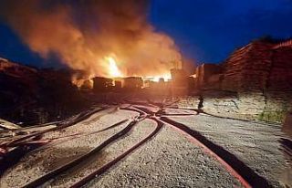 Mobilya fabrikasının deposu alev alev yandı