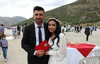 Modifiye araç fuarında evlendiler