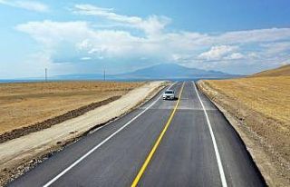 Mollakasım-Ayanıs yolu göz kamaştırıyor