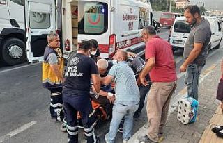 Moto kurye, yolun karşısına geçmek isteyen adama...