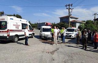 Motosiklet ile hafif ticari araç çarpıştı: 3...