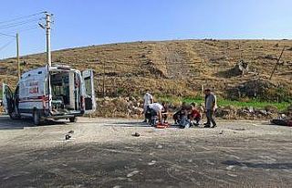 Motosiklet ile otomobil çarpıştı, 1 kişi öldü...