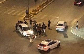 Motosiklet ile otomobil çarpıştı: 2 yaralandı