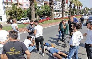 Motosiklet park halindeki kamyonete çarptı