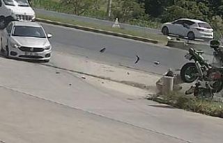 Motosikletin otomobile çarptığı anlar kamerada