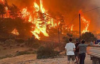 Muğla’da gecenin karanlığını alevler aydınlatıyor