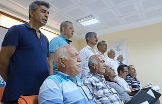 Muhtarlar Korosu ünlü korolara taş çıkartıyor