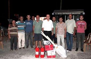 Muhtarlara yangınlarda ilk müdahale için malzemeler...