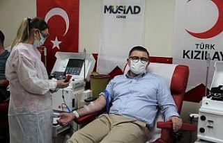 MÜSİAD İzmir’den Kızılay’a kan bağışı