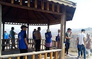 Nemrut Dağı Milli Parkı’nda gençler temizlik...