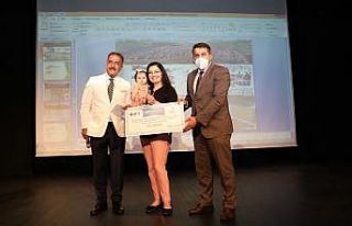 Ödülünü kucağında bebeğiyle aldı