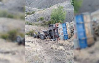 Odun yüklü traktör uçuruma yuvarlandı, sürücü...