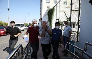 Öfkeli baba, kızını boğazından bıçakladı