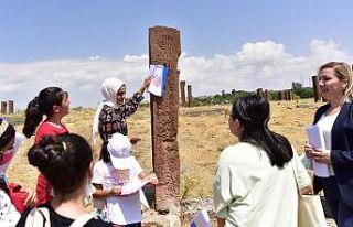 Öğrenciler tarihi mezar taşlarının üzerindeki...