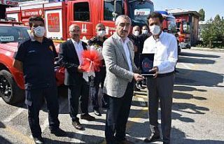Öğrencilerden yangın kahramanlarına karanfil