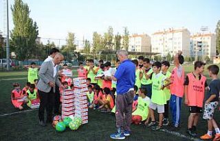 Öğrencilere spor kıyafetleri dağıttılar