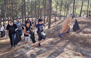 Öğretmen, öğrenci ve veliler ormanda temizlik...