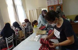 Öğretmen ve öğrenciler yangın mağdurlarının...