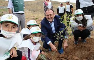 Öğretmenler geleceğe nefes oldu, fidanları toprakla...