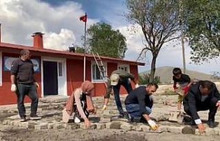 Öğretmenlerle korucular okul için birlikte çalıştı