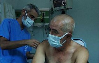 Omzundaki tüfek düşünce kazara kendini vurdu