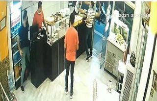 Önce ustayı bıçakladı, ardından dükkanı dağıttı:...