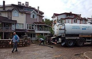 Ordu’da sel sonrası evlerdeki sular tahliye ediliyor
