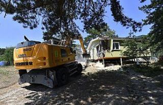 Orman arazisindeki kaçak evlere balyoz