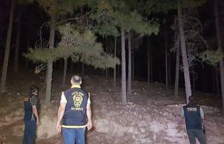 Ormanda el feneri gezen şahıslar polisi alarma geçirdi